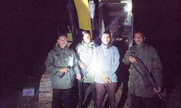 পুঠিয়ায় গভীর রাতে ফসলি জমির মাটি কাটার বিরুদ্ধে অভিযান, এস্কেভেটর জব্দ
