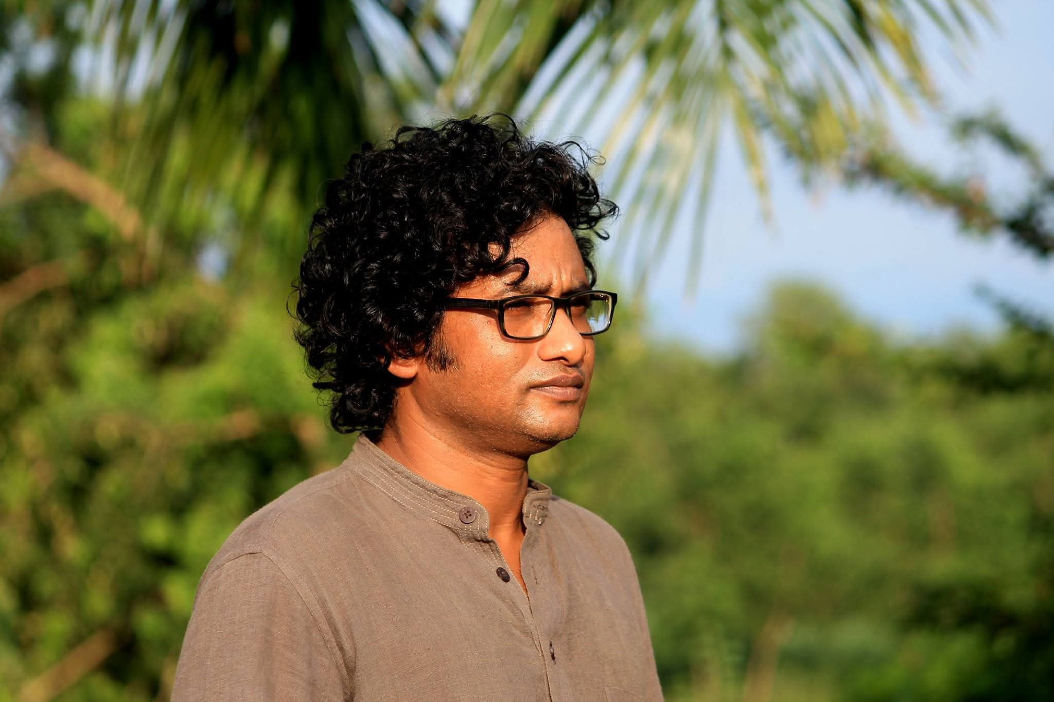 বোরকা পরার স্বাধীনতার সাথে মদের বোতল হাতে ক্লাসে যাওয়ার তুলনা রাবি অধ্যাপকের, অতঃপর