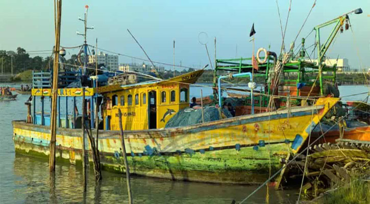 বঙ্গোপসাগরে ফিশিং ট্রলারসহ ৯ ভারতীয় জেলা আটক