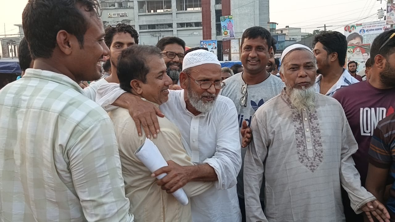 সাপাহারে ৩১ দফা বাস্তবায়নে মনোনয়ন প্রত্যাশী মোস্তাফিজুর এর গণসংযোগ ও লিফলেট বিতরণ