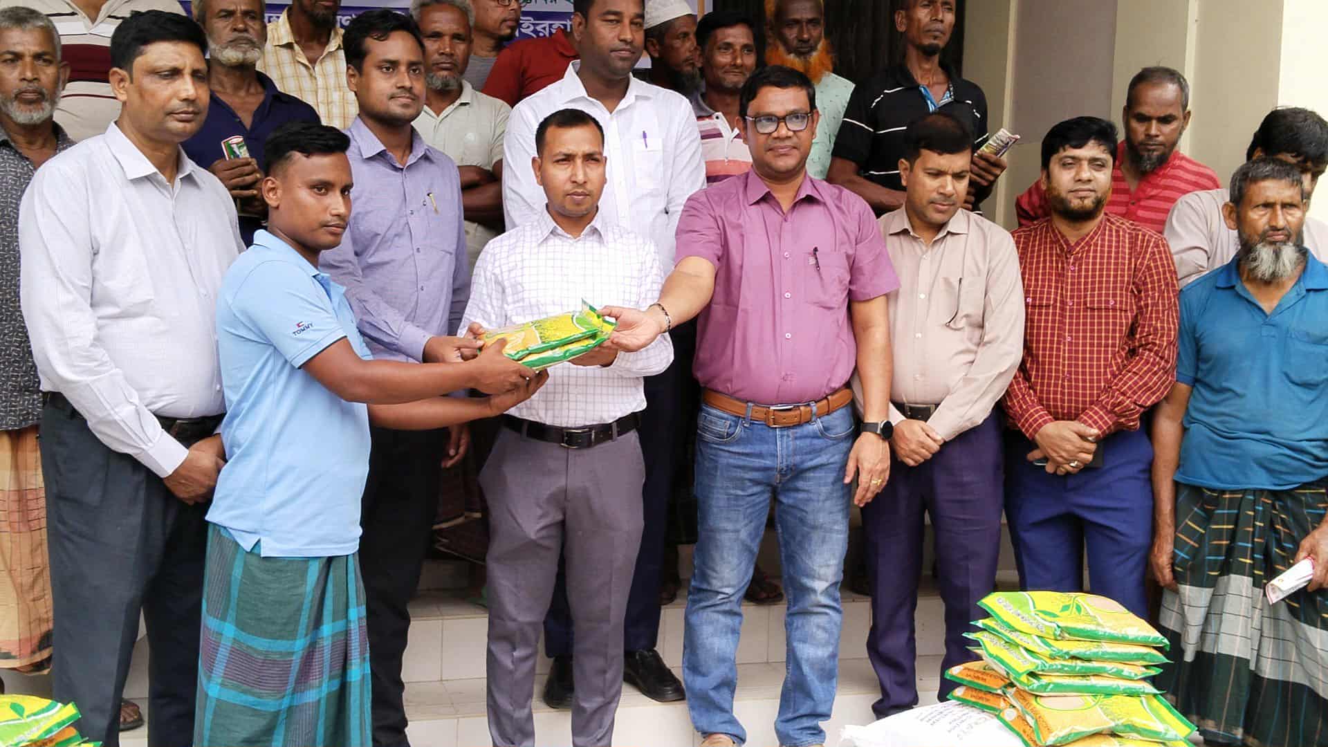 ধামইরহাটে কৃষি প্রণোদনা বিতরণ করা হয়েছে