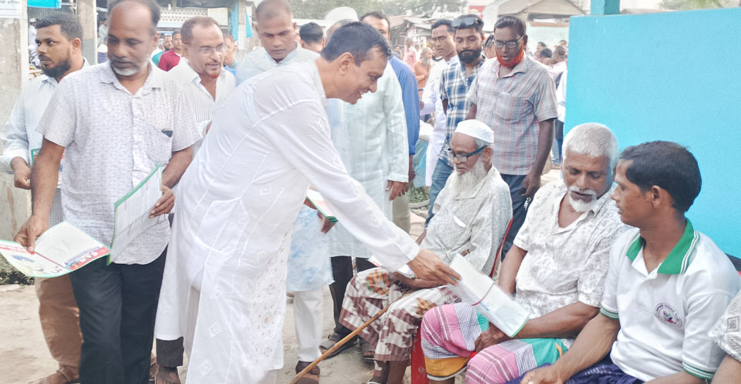 ভোলাহাটে আশরাফ চেয়ারম্যানের গণসংযোগ ও লিফলেট বিতরণ