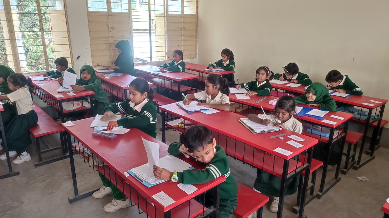 পাবনায় প্রাথমিক সহকারী শিক্ষকদের কর্মবিরতি অব্যাহত, পরীক্ষা নিচ্ছেন প্রধান শিক্ষকরা !