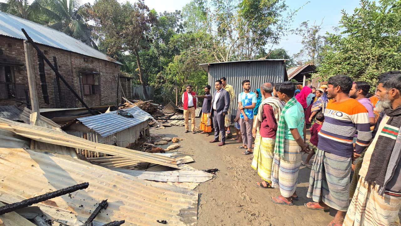 সাঁথিয়ায় কৃষকের বসতঘর আগুনে পুড়ে ভস্মিভুত, ১০লাখ টাকার ক্ষতি