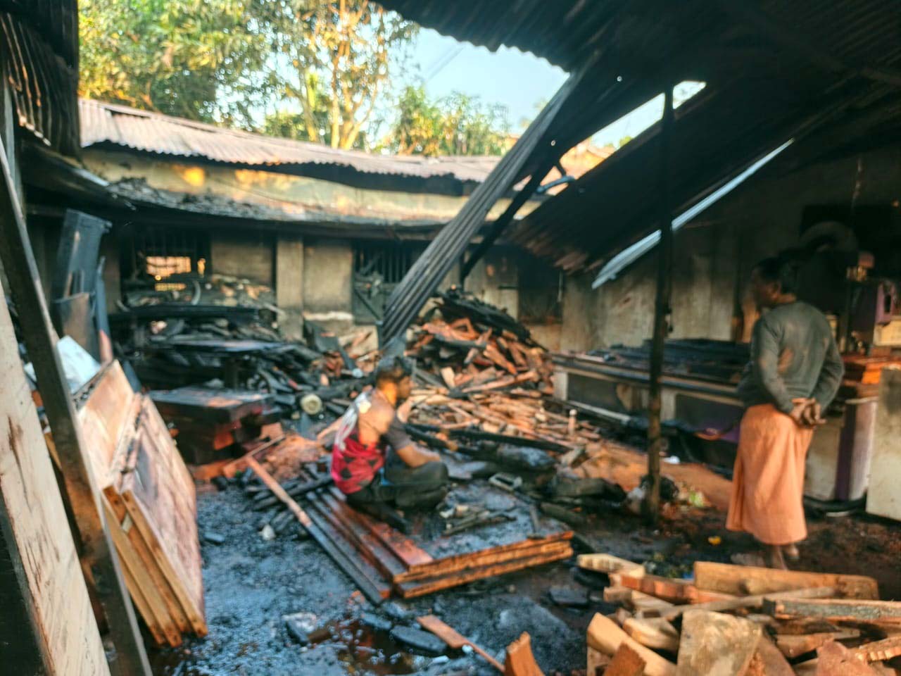 চারঘাটে আগুনে ভষ্মিভুত ১৩টি ঘর, ক্ষয়ক্ষতি প্রায় কোটি টাকা