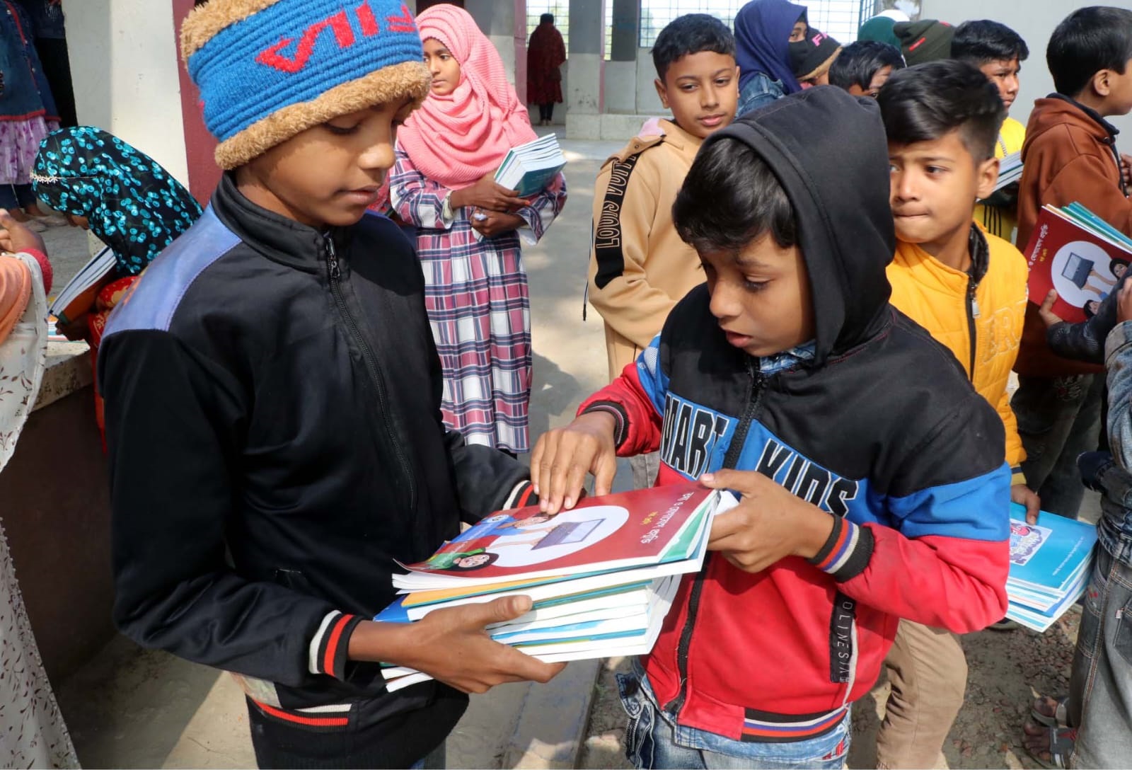 বছরের প্রথম দিনে পবা উপজেলার মৌগাছি উচ্চ বিদ্যালয়ে আনন্দঘন বই বিতরণ