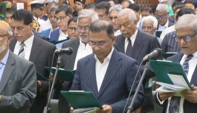 সংসদ সদস্যদের শপথ পড়ালেন সিইসি