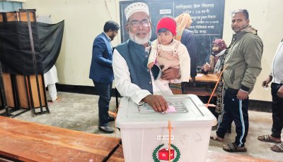 রাজশাহী-৩ আসনে প্রথম ভোট দিলেন দাড়িপাল্লার প্রার্থী আবুল কালাম আজাদ