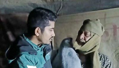 গভীর রাতে শীতার্তদের পাশে পুঠিয়ার এসিল্যান্ড শিবু দাশ