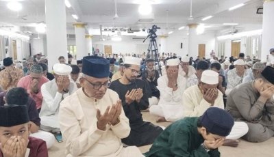 আহমদিয়া কেন্দ্রীয় জামে মসজিদে ইদুল আজহার নামাজ আদায়