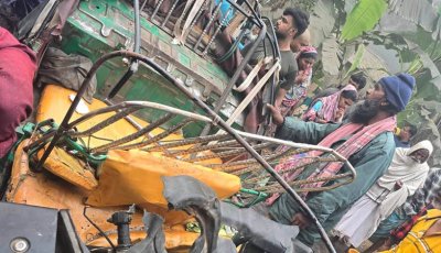বাঘায় সিএনজি-ভটভটির মুখোমুখি সংঘর্ষে নিহত ৩