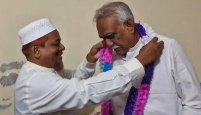 রাজশাহী-৬ আসনে বিজয়ী চাঁদকে ফুলের মালা দিলেন পরাজিত প্রার্থী