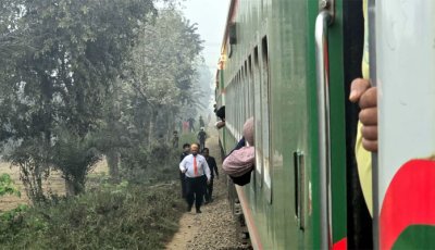 অল্পের জন্য বড় দুর্ঘটনা থেকে রক্ষা পেল জাহানাবাদ এক্সপ্রেস ট্রেন