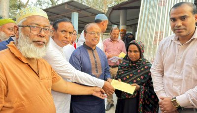 রাণীনগরে এমপির টিন ও আর্থিক সহায়তার চেক বিতরণ