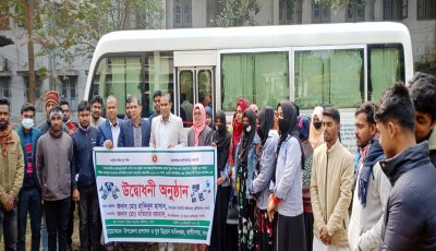 প্রথমবারের মতো ভ্যানে কম্পিউটার প্রশিক্ষণ নিচ্ছে রাণীনগরের যুবক-যুবতীরা