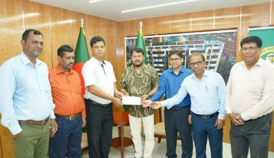 প্রধানমন্ত্রীর ইদ উপহারের অর্থের চেক হস্তান্তর করলেন রাসিক প্রশাসক
