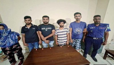 চাঁপাইনবাবগঞ্জে ৩১০ মোবাইল ফোন ও ৮৫০পিসইয়াবাসহ ৭ জনকে আটক