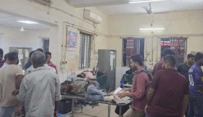 মানুষের জটলার ওপর উঠে গেলো কাভার্ডভ্যান, নিহত ২