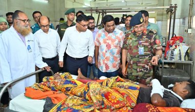 টাঙ্গাইলে মর্মান্তিক সড়ক দুর্ঘটনায় আহতদের খোঁজ নিতে রামেকে জেলা প্রশাসক