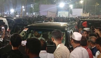 শহীদ মিনারে জামায়াত আমিরকে দেখে ‘রাজাকার’ ও ‘একাত্তরের দালাল’ স্লোগান