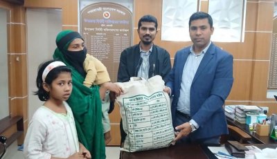 রমজানে অসহায় পরিবারের পাশে পুঠিয়ার ইউএনও লিয়াকত সালমান