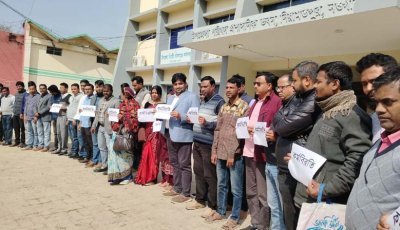 নিয়ামতপুরে নবম পে-স্কেল বাস্তবায়নের দাবিতে অবস্থান