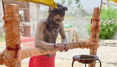 টানা ৫ বছর দাঁড়িয়ে আছেন ভারতীয় সাধু, ফুলে কালো হয়ে গেছে পা