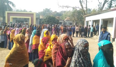 চাঁপাইনবাবগঞ্জে প্রথম দুই ঘন্টায় ভোট পড়েছে প্রায় ২০ শতাংশ