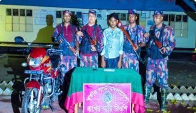চাঁপাইনবাবগঞ্জ সীমান্তে ইয়াবা-চকোপ্লাস সিরাপসহ আটক ১