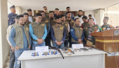 পাবনায় ডিবি পুলিশের বিশেষ অভিযানে পাঁচটি আগ্নেয়াস্ত্র-গুলি সহ আটক ৩
