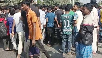 সিরাজগঞ্জে বাস-অটোরিকশা সংঘর্ষে গৃহবধূ নিহত, গাছের গুড়ি ফেলে সড়ক অবরোধ