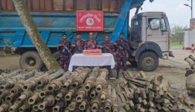শিবগঞ্জ সীমান্তে ৩ কোটি টাকার চোরাচালানি পণ্য জব্দ  পাথরের নিচে ট্রাকের যন্ত্রাংশ, উদ্ধার ১৩৫ ভারতীয় মোবাইল ফোন