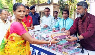 বদলগাছীতে ৪০০ হিন্দু পরিবারের হাতে প্রধানমন্ত্রীর উপহার শাড়ি-লুঙ্গি