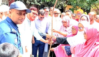 গোমস্তাপুরে প্রাথমিক বিদ্যালয়ে বৃক্ষরোপণ কর্মসূচির উদ্বোধন