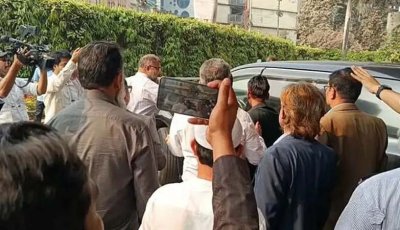 গভর্নরের উপদেষ্টা আহসান উল্লাহকে বের করে দিলেন কর্মকর্তারা