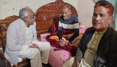 বাঘায় অসুস্থ সাংবাদিক লতিফ মিঞার বাড়িতে চাঁদ