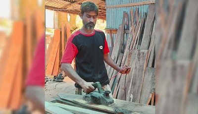 ৪৫ বছর বয়সে এসএসসি পাস করলেন কাঠমিস্ত্রি নাসিমুল