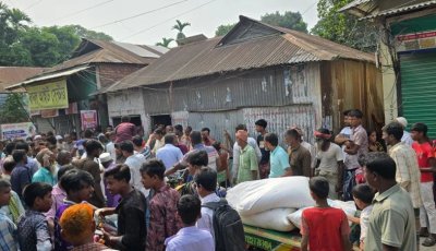 ডিলার বিএনপি নেতা, অনিয়মের অভিযোগে গুদাম থেকে সার লুট করলেন কৃষকরা