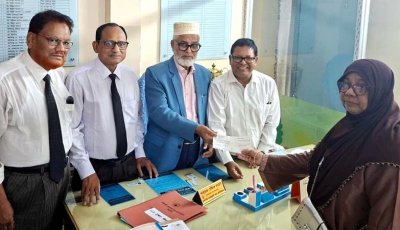 আইনজীবী কল্যাণ তহবিলের অনুদানের চেক বিতরণ