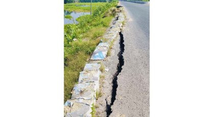 নাটোর-বগুড়া মহাসড়কে ধস, দুর্ঘটনার আশঙ্কা