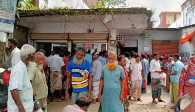 বদলগাছীতে ঘণ্টার পর ঘণ্টা লাইনে কৃষক, তবু মিলছে না প্রয়োজনের সার
