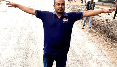ঈশ্বরদীতে শেখ হাসিনার ছবির ওপর দাঁড়ানো স্বেচ্ছাসেবক দল নেতার ছবি ভাইরাল