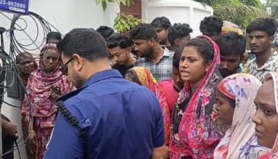চুল কেটে, মুখে কালি লাগিয়ে ও জুতার মালা পরিয়ে নারীকে বেঁধে রাখলো খুঁটিতে