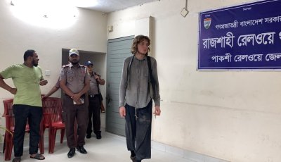 জার্মান পর্যটক ক্রিল ল্যান্ডার চুরি হওয়া ল্যাপটপের খোঁজে রাজশাহীতে