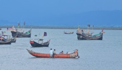 নৌকাসহ ১৩ জেলেকে ধরে নিয়ে গেছে আরাকান আর্মি