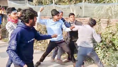 রাজশাহী-৫ আসনে নওপাড়া কেন্দ্রে ধাক্কাধাক্কি