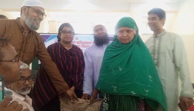 সাপাহারে প্রাকৃতিক দুর্যোগে ক্ষতিগ্রস্তদের মাঝে চাল বিতরণ