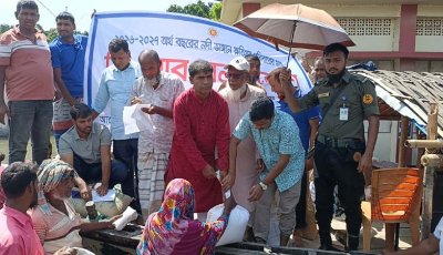 শিবগঞ্জে পানিবন্দি পরিবারের মাঝে ত্রাণ বিতরণ
