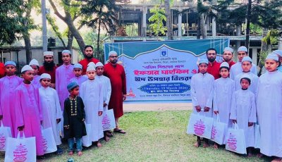 সিংড়ায় এতিম শিশুদের ইদের পোশাক উপহার দিলেন এসএসসি ব্যাচের বন্ধুরা