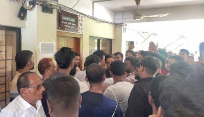 লালপুর ও বাগাতিপাড়ায় ফ্যামিলি কার্ডের নিয়োগ নিয়ে বিক্ষোভ, ইউএনওর কক্ষে লাথি-ভাঙচুর